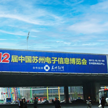 旋轉(zhuǎn)面板三面翻廣告牌太陽能面板三面翻標志三面翻廣告牌