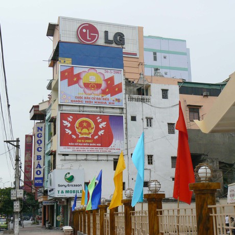 廣告三面公告牌標(biāo)牌展示建筑媒體汽車三面展示